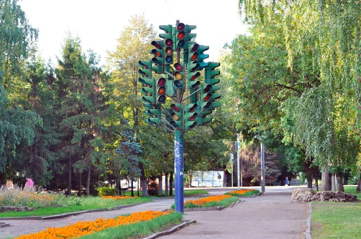 Картинка для привлечения внимания. Наша пензенский арт-объект Светофорное дерево