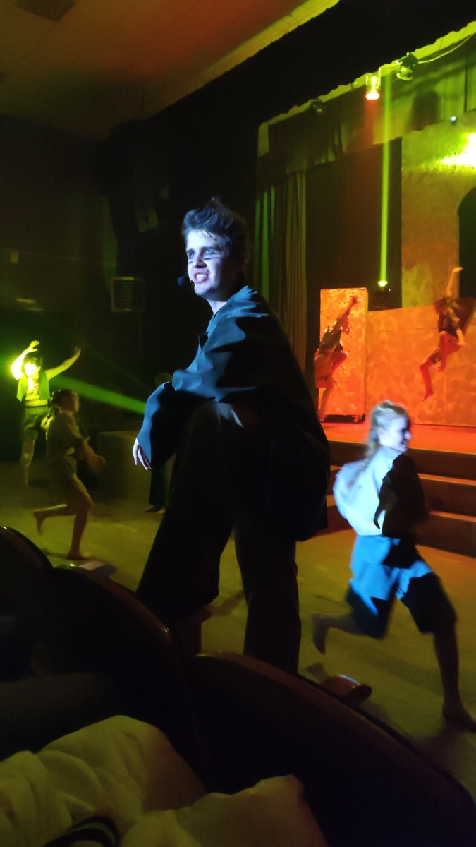 Клопен Труйльфу из мюзикла НОТР-ДАМ-ДЕ-ПАРИ. Нашим артистам сцена явно мала. Они давно используют пространство перед сценой, а для представления этого мюзикла и кресла первого ряда. Это было неожиданно и очень впечатляюще.