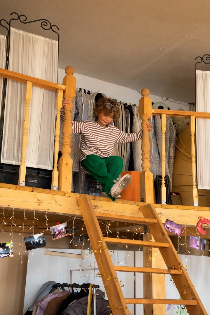 Тая изучила каждый уголок студии и даже не побоялась забраться на антресоль.