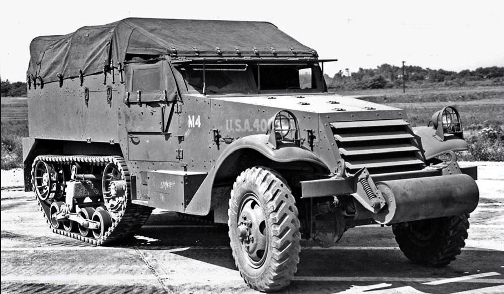 Первый серийный  M4, сфотографированный на Абердинском испытательном полигоне 25 июня 1942 года. Накрытый  брезентом, М4 внешне ничем не отличается от полугусеничного М2.