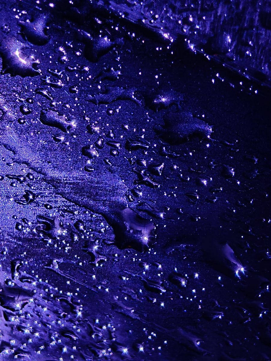 Капли дождя на январском окне