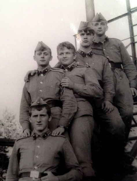 На фото я в центре, без пилотки. Снимок сделан летом 1985 года. Лиласте.