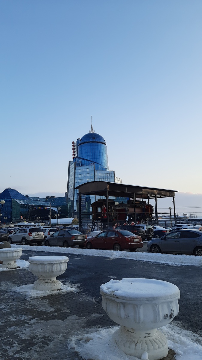 Здание ж.д. вокзала, памятник паровозу на Комсомольской площади в Самаре