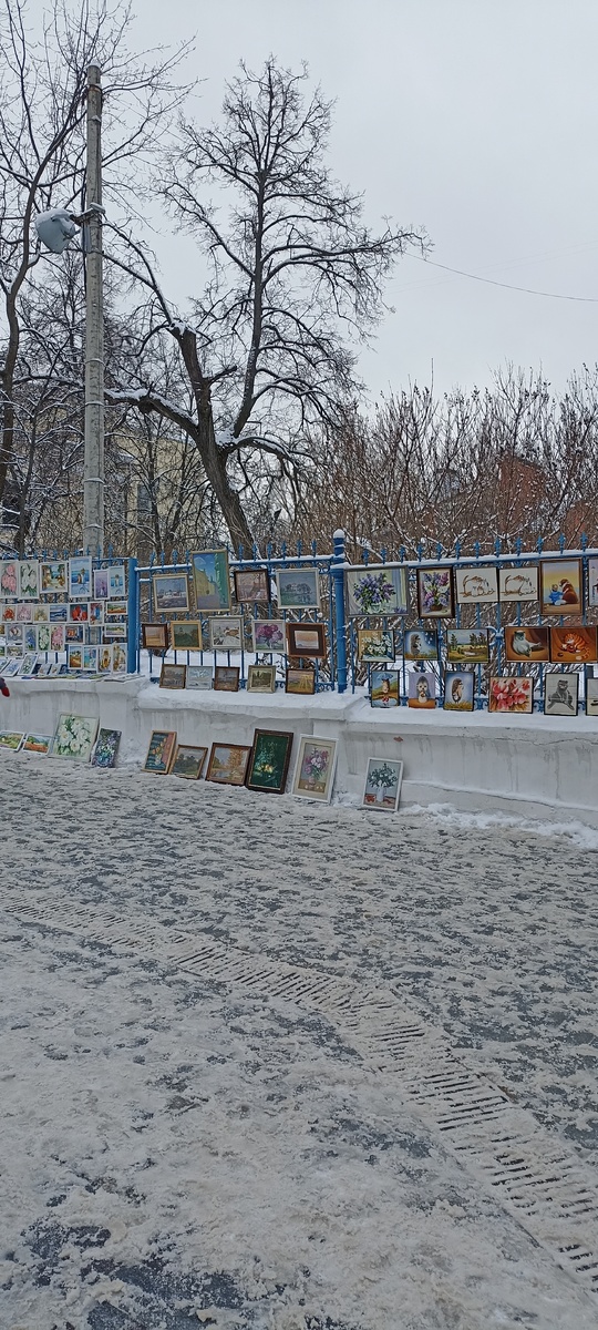 Картины и здесь продаются. Совсем как на Арбате. 