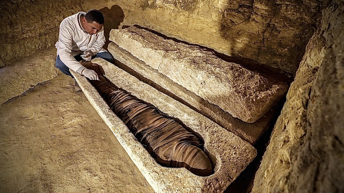 Раскопки с мумиями