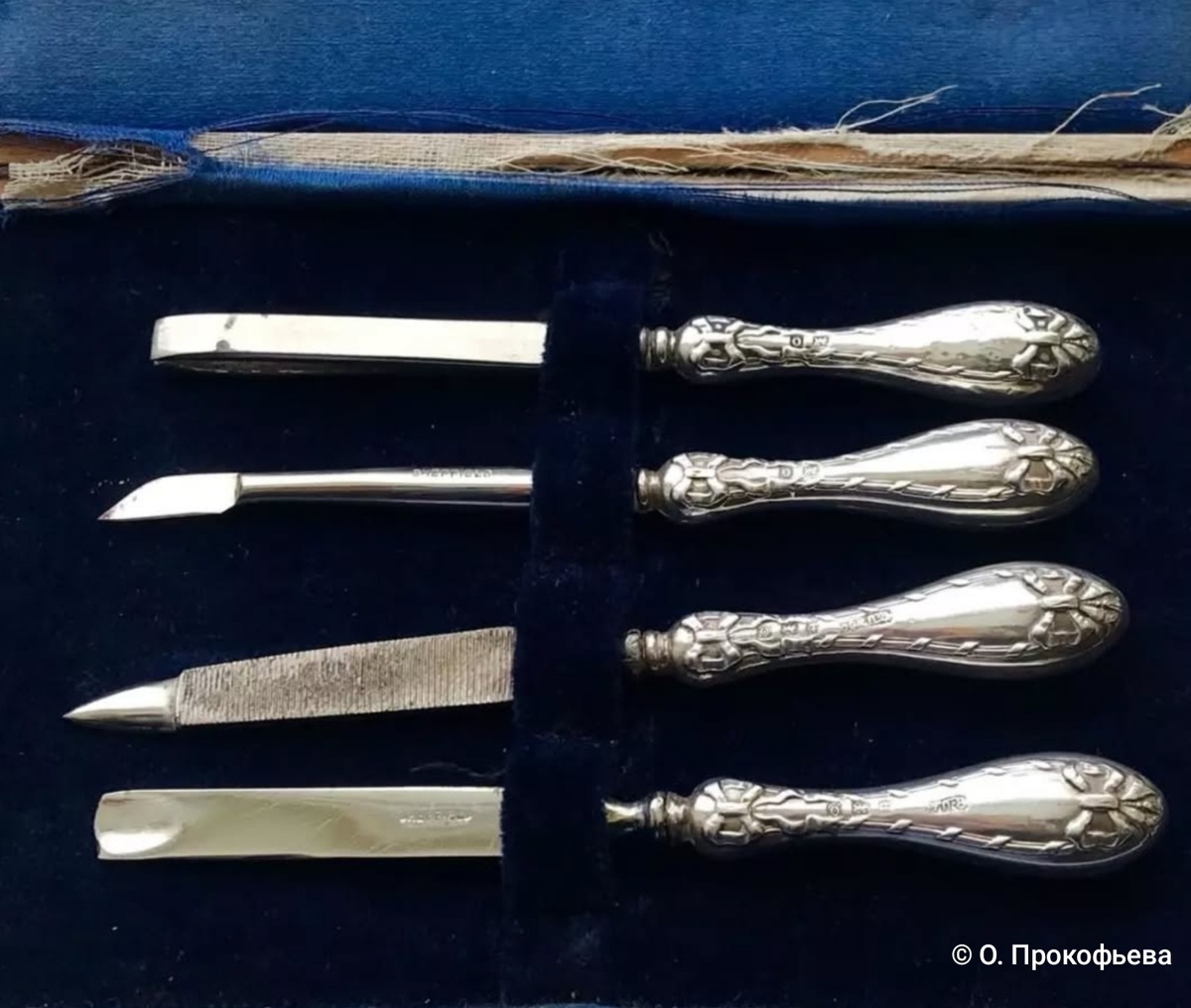 Маникюрный набор. R.U. & Co (неопознанная компания. Пока натыкаюсь в справочниках, что «неизвестный»), Бирмингем, Великобритания. 1913. Серебро (ручки), сталь (рабочие части).