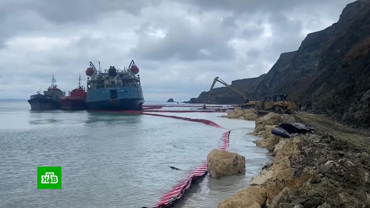    На черноморском побережье устанавливают сети для защиты от мазута