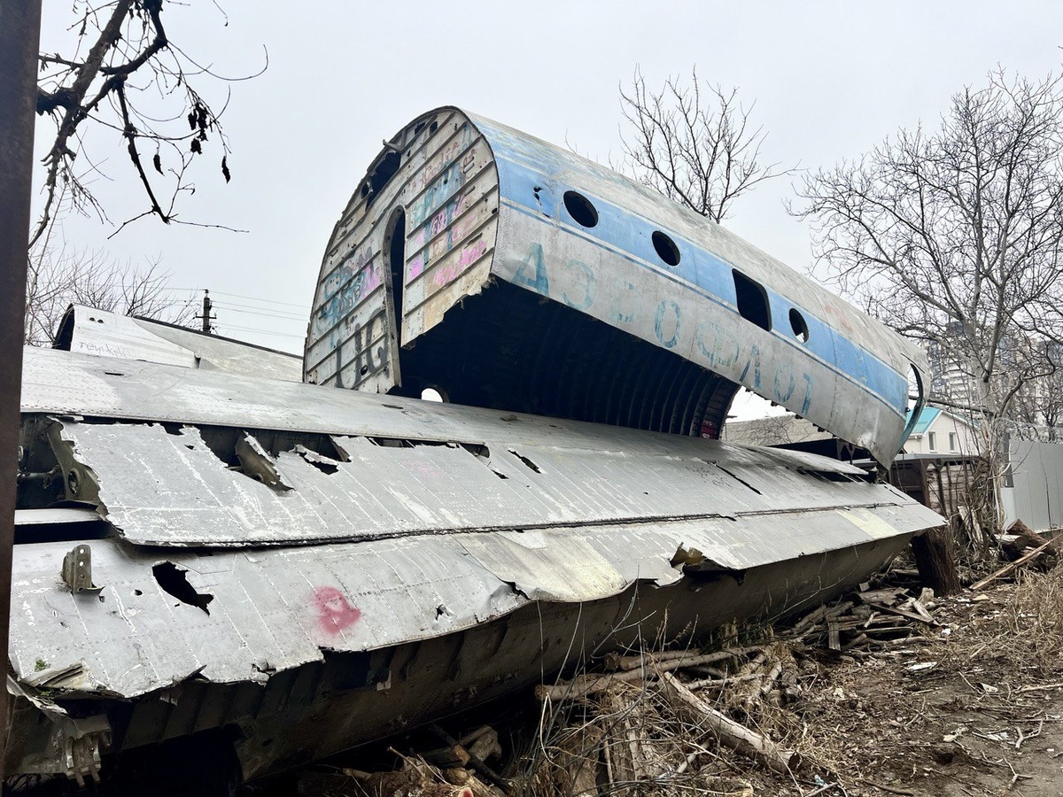 Части корпуска АН-10 на участке. Даже видно надпись "Аэрофлот"