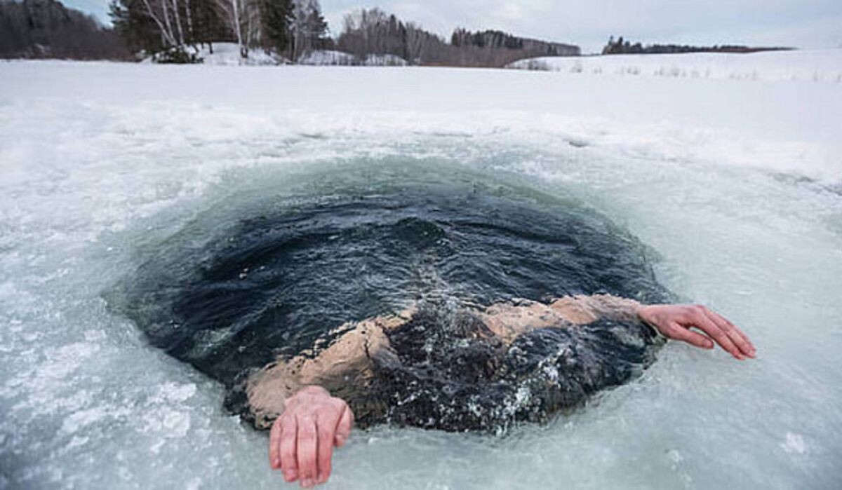     Купание в лунке. Источник: unsplash.com Автор фото: Дарья Бочкун