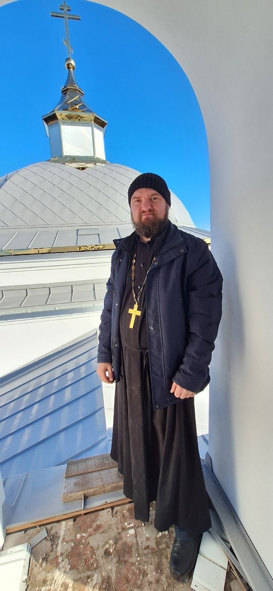 Это о. Андрей. Крещенные им младенцы с каждым днем крепнут. ЛИСТАЙТЕ фотогалерею ВПРАВО! Источники: https://vk.com/vpravoslav?z=photo-149805791_457257885%2Fwall-149805791_458574, https://vk.com/barabash1984?z=photo6376477_457244661%2Fwall6376477_14343.
 