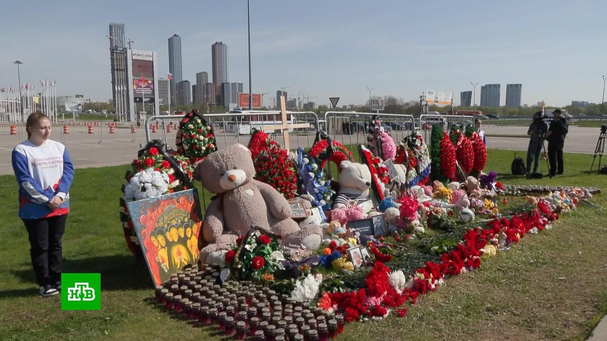    «Мы должны эту боль преодолеть»: люди несут цветы в память о жертвах в «Крокусе»