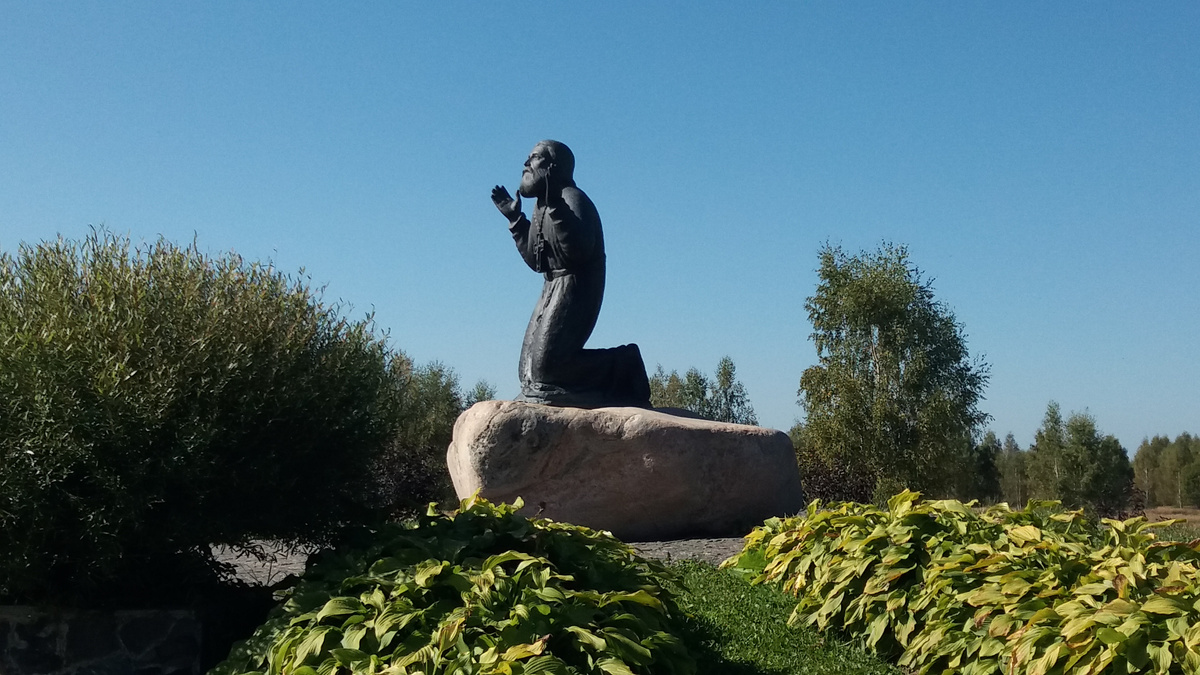 Памятник Серафиму Соровскому в Годеново. 