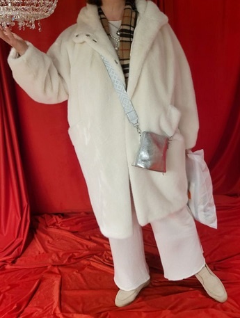 Моя подруга в новой белой шубе 