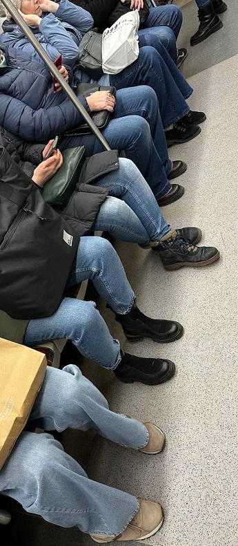 "Места для пассажиров в джинсах"