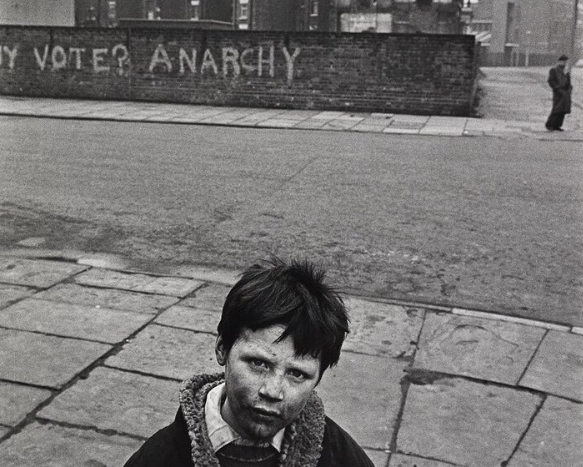 Листайте вправо - там будет еще фото. Источник - https://pikabu.ru/story/trushchobyi_nishcheta_i_smeyushchiesya_deti_neparadnaya_angliya_v_kontse_60kh__nachale_70kh_godov_9762089

