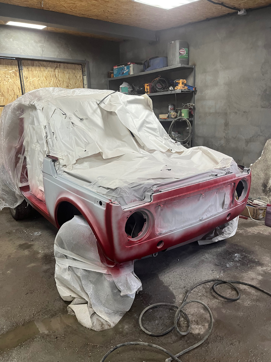 Первым делом покрасил труднодоступные места в пару слоев.
