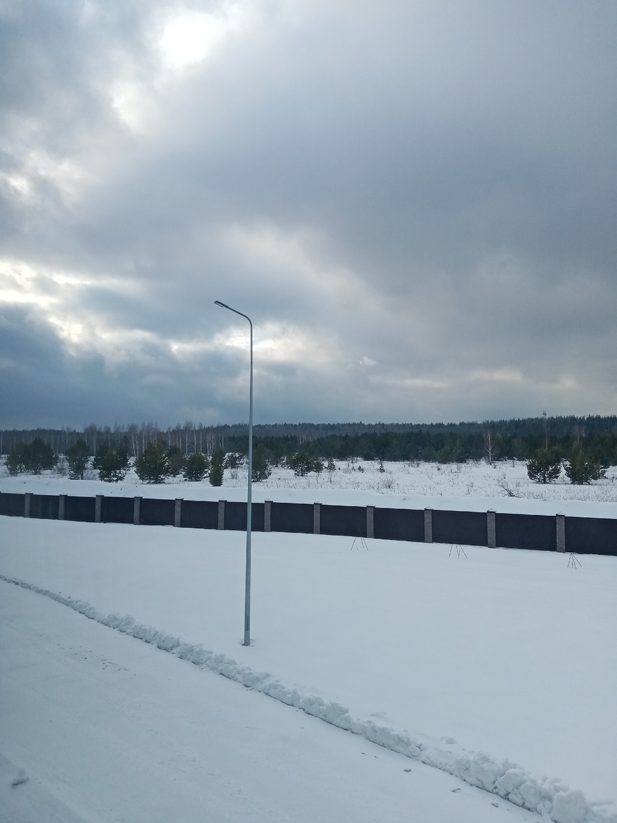 Сегодня периодически шёл снег. 