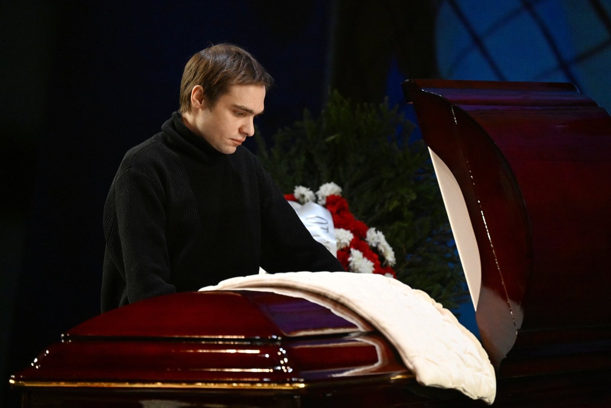    Николай Ефремов и Игорь Золотовицкий на церемонии прощания с Евгений Добровольской