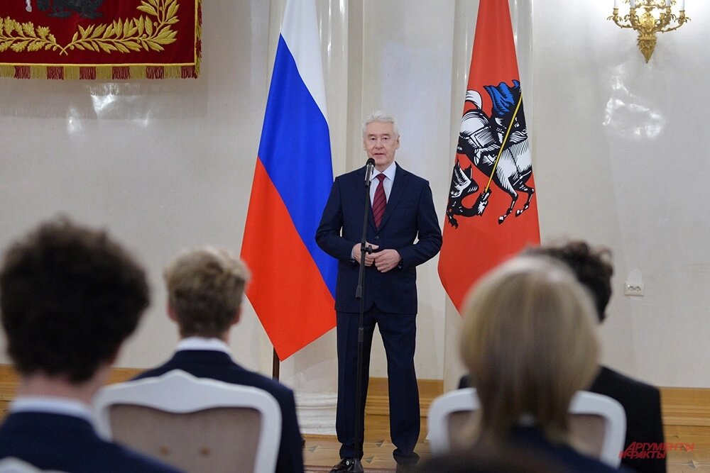    Мэр Москвы Сергей Собянин наградил московских школьников-призеров международных олимпиад. Фото:  АиФ/ Эдуард Кудрявицкий