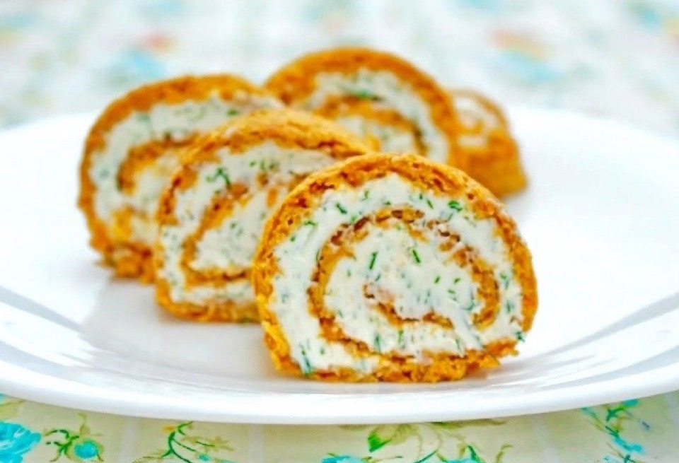 Рулет из сырой моркови с сырной начинкой чесноком и зеленью.