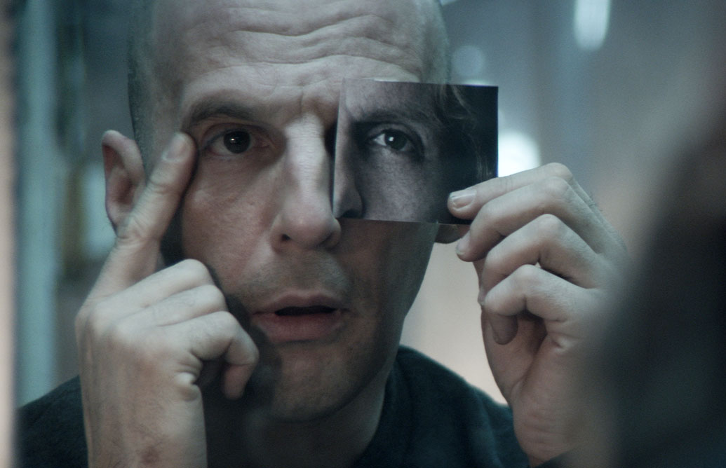 Кадр из фильма «Un illustre inconnu». Режиссер: Матьё Делапорт. Производство: Axone Invest, Canal+ [fr], Chapter 2, Ciné, Cofimage 25, Fargo Films, Galfin Production 1/2, Nexus Factory, Orange Studio, Pathe, uFund, UMédia, VIP Cinéma