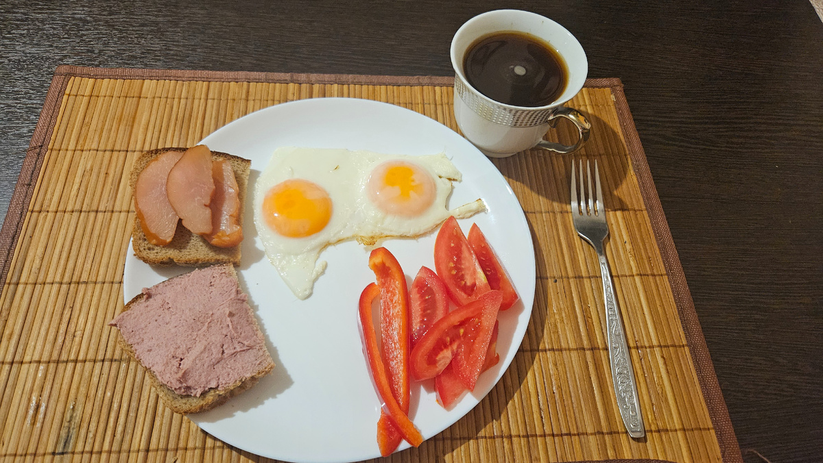 Завтрак. Яичница, карпаччо, хлеб, бутер с паштетом, помидор, перец. 326 ккал.