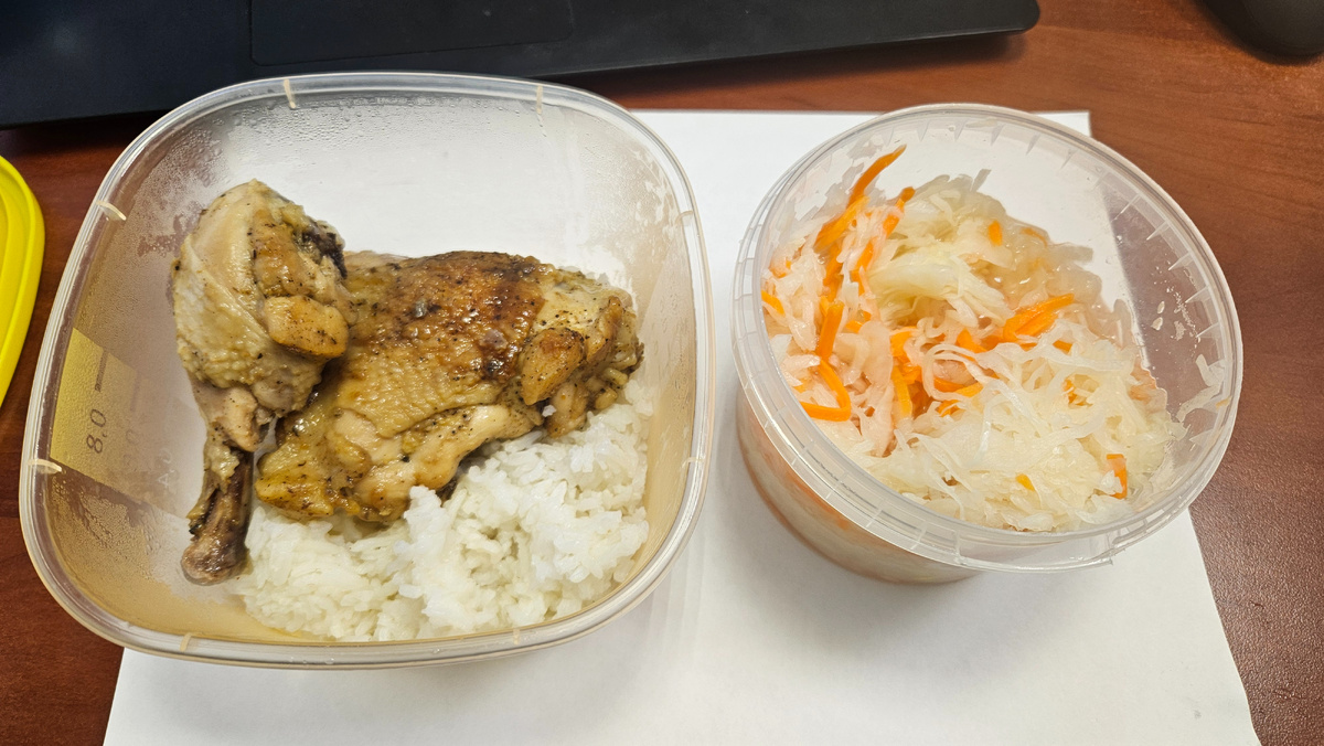 Обед. Курица, рис, квашеная капуста. 471 ккал.