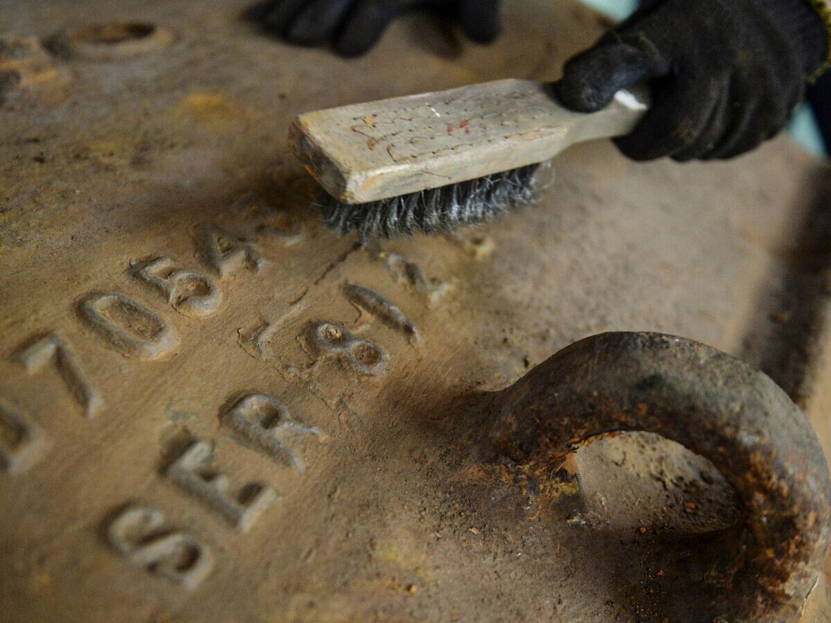    Обработка поверхности проволочной щеткой© РИА Новости / Александр Гальперин