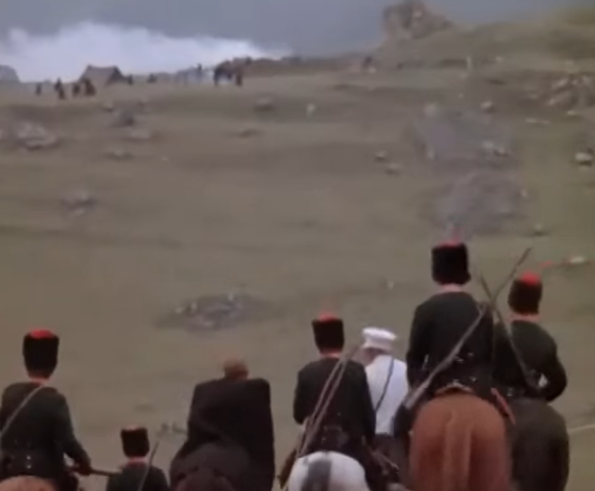 Казаки спасли и ведут Жилина к дому. 