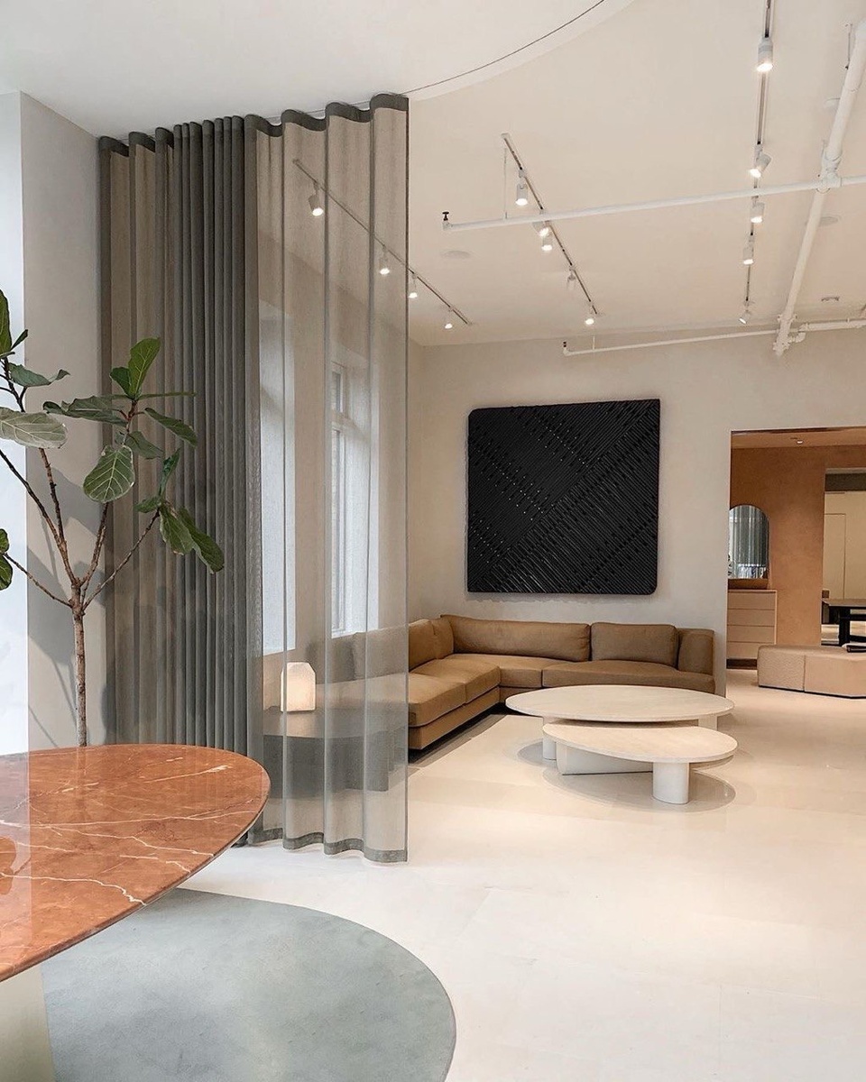 Перегородка в современном интерьере из прозрачной ткани. Фото Pinterest 