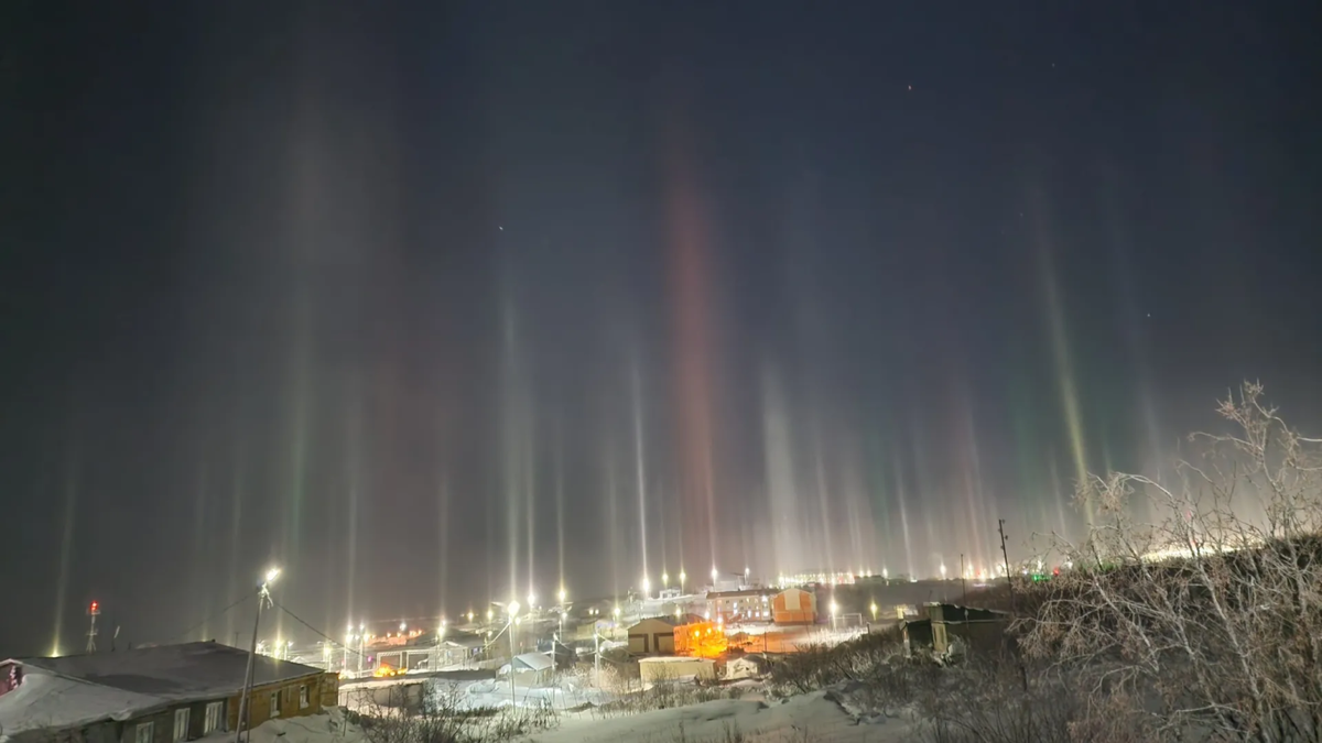    Необычные световые столбы наблюдались на Ямале из-за морозной погоды