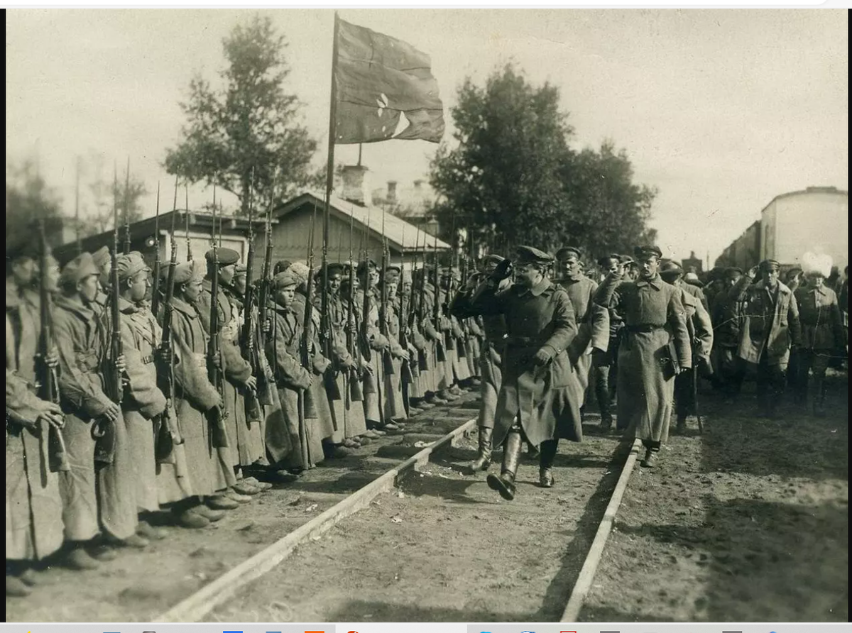 Лев ТРОЦКИЙ  ПРОВОДИТ СМОТР ЧАСТЕЙ  КРАСНОЙ АРМИИ  под  Петроградом  в 1920-е 