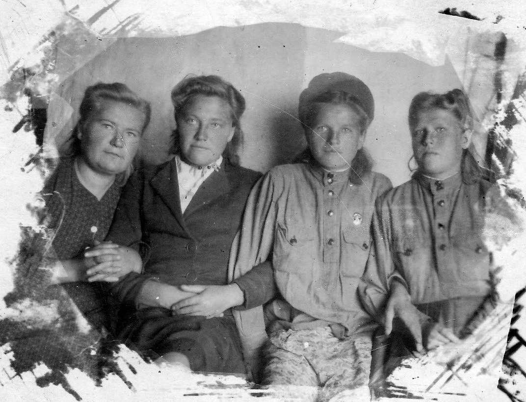 Женщины-минерши. Карелия, 1944 год. Фото от автора...