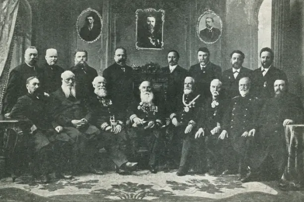 На фото - слева направо стоят во втором ряду купцы: И. Н. Мясников, А. А. Савельев, В. П. Чернов, П. И. Шихобалов, В. М. Сурошников, В. З. Карпов, Е. О. Юрин, А. М. Сурошников; сидят слева направо - А. А. Давыдов, И. С. Пензин, Я. Г. Соколов, А. Н. Шихобалов (в центре), далее - Д. К. Мясников (городской голова), Ф. Г. Первовский, И. П. Шапиро, С. П. Казанцев.