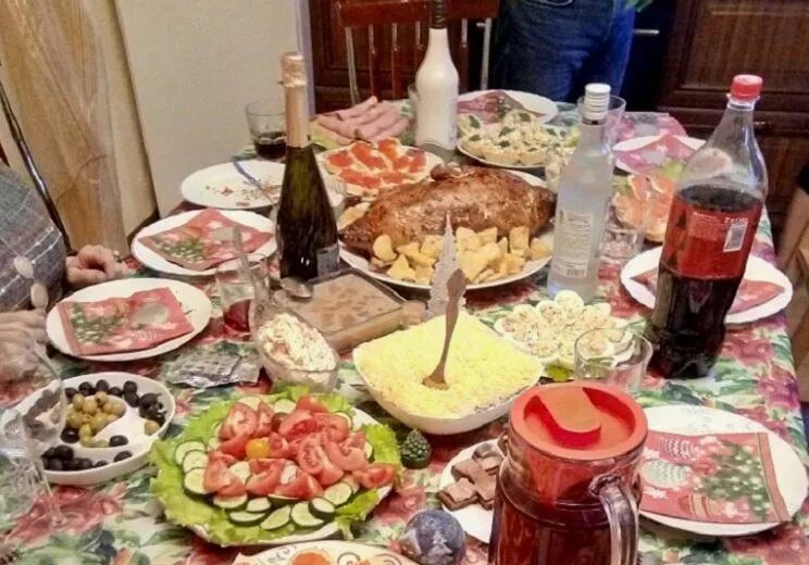 Не такой стол, но по мечтать не вредно.