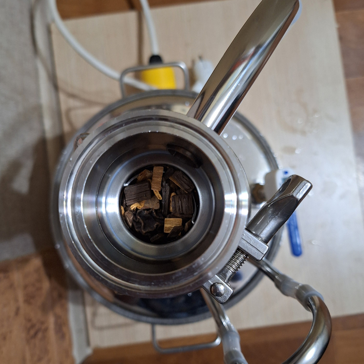 Копченая груша и дубовая щепа