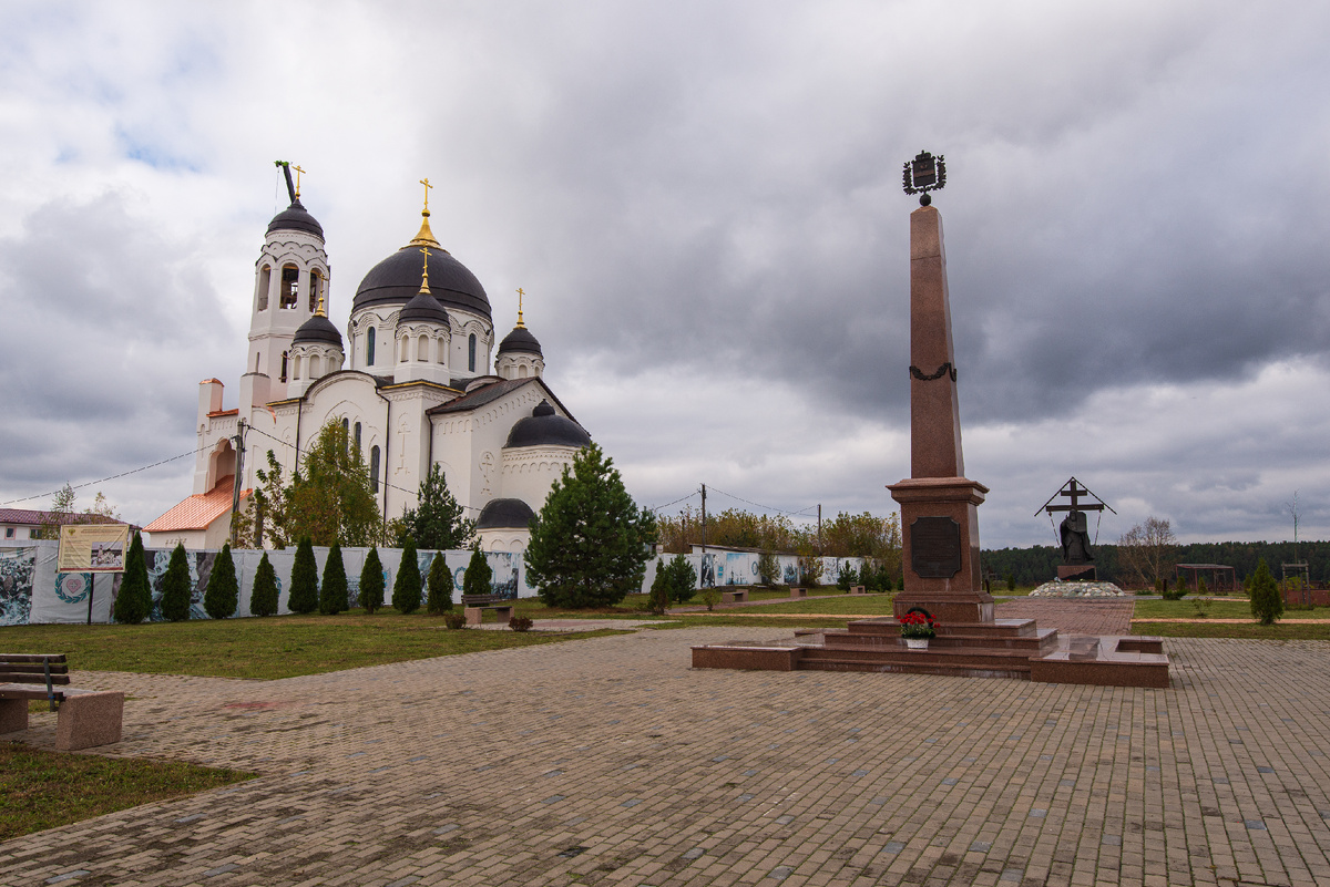 Собор Покрова Пресвятой Богородицы, стела «Город воинской доблести» и памятник Протопопу Аввакуму