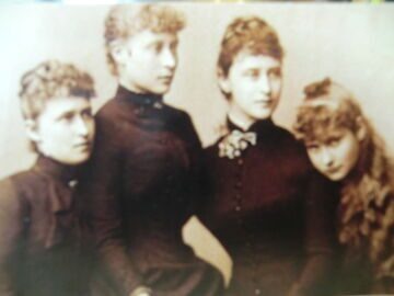 Сестры: Ирена, Виктория, Елизавета, Алиса