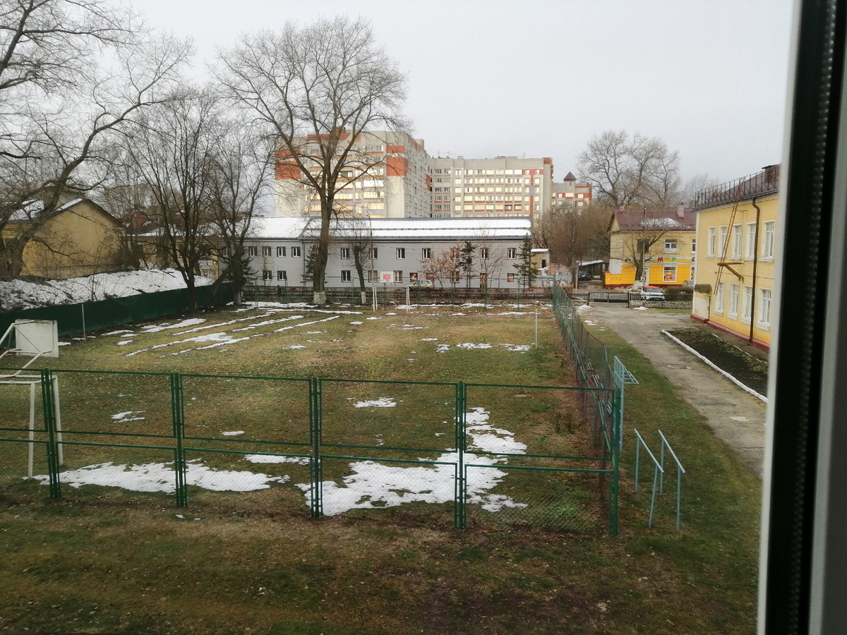 Школьный стадион. Самое время для лыж. 