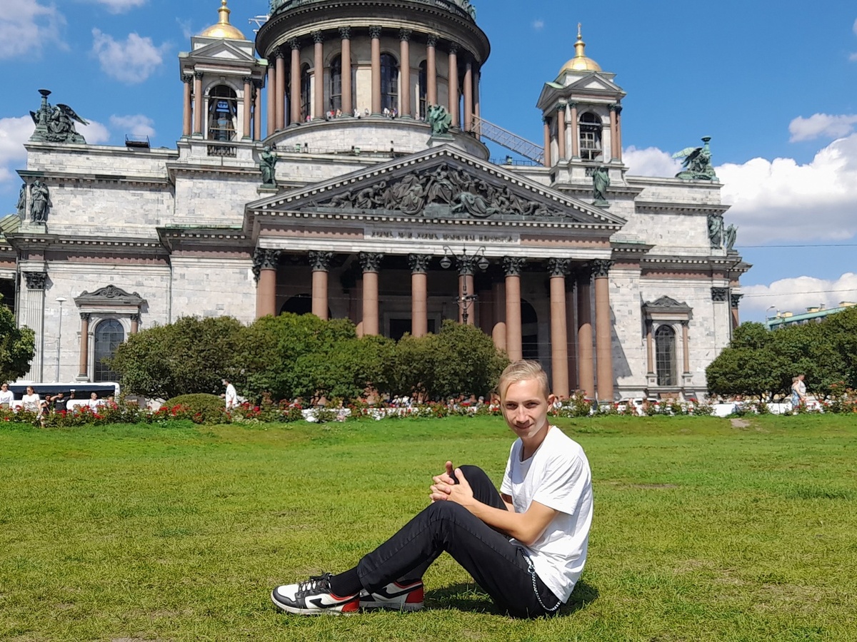 Я на лужайке напротив Исаакиевского собора