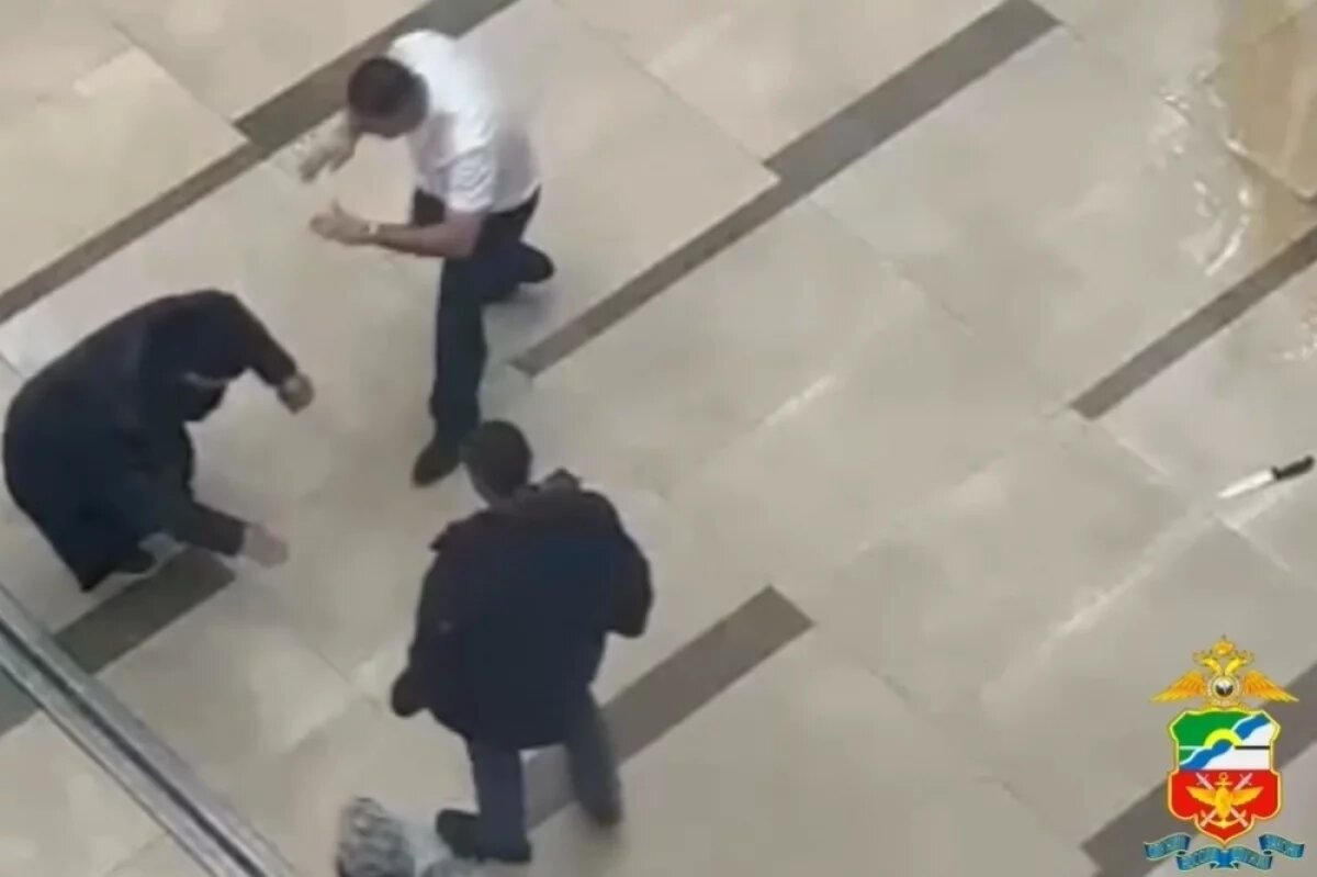    Нападение с ножом на мужчину в аэропорту Красноярска.