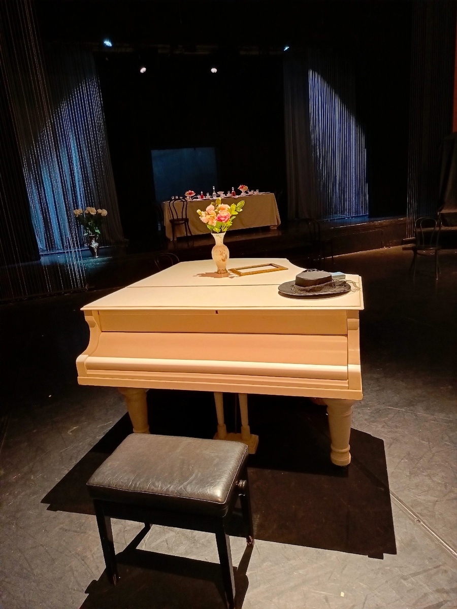 Оформление сцены перед первым действием спектакля "Три сестры"