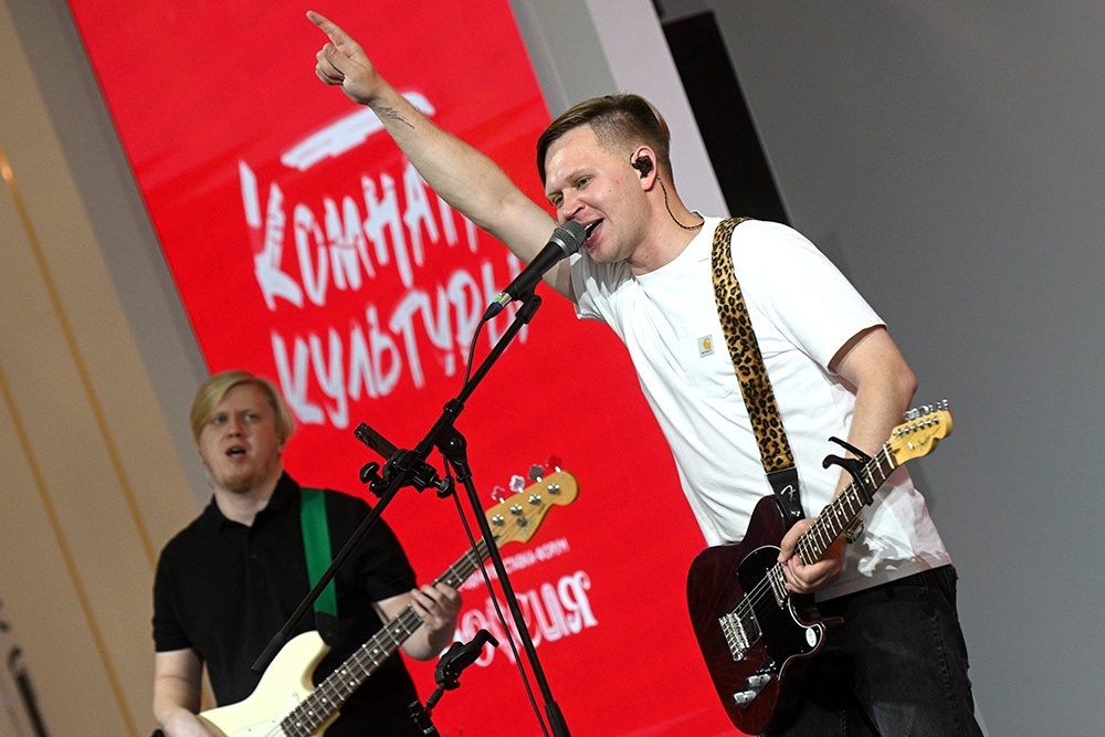    Женя Трофимов и его группа "Комната культуры" - новые таланты из Барнаула, которых страна оценила благодаря их любительским роликам в интернете. / РИА Новости