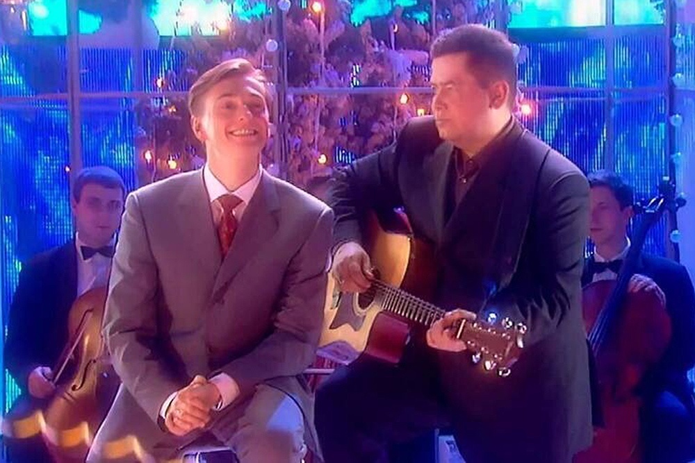    Дуэт Сергея Безрукова и Николая Расторгуева "Березы" много лет не теряет своей актуальности и потому снова вернулся на телевидение в Новый год. / Фото: Первый канал