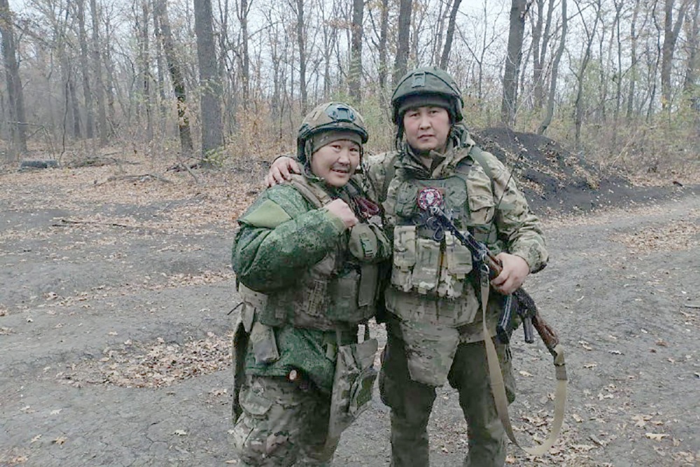    Герой России Андрей Григорьев (слева) потерял в том бою своего друга Антона Тимофеева (справа) / Фото: Газета "Ньурба"