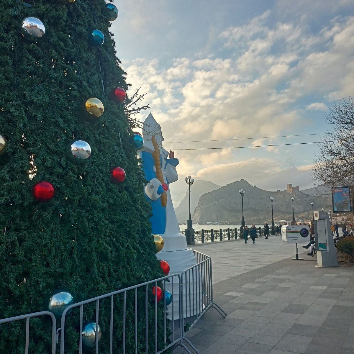 Новогодние декорации наши... Скоро уберут(( фото автора 