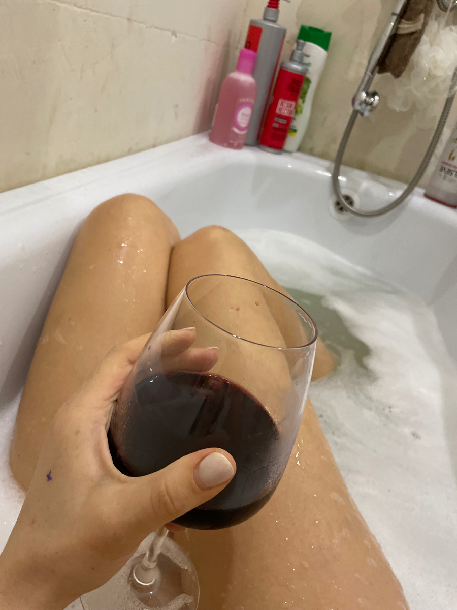 После тренировки 💪🏻 просто шикарно расслабляются мышцы под действием воды и вина 🤣