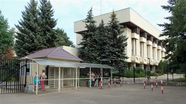 Вход в консульский отдел посольства Болгарии в Москве 