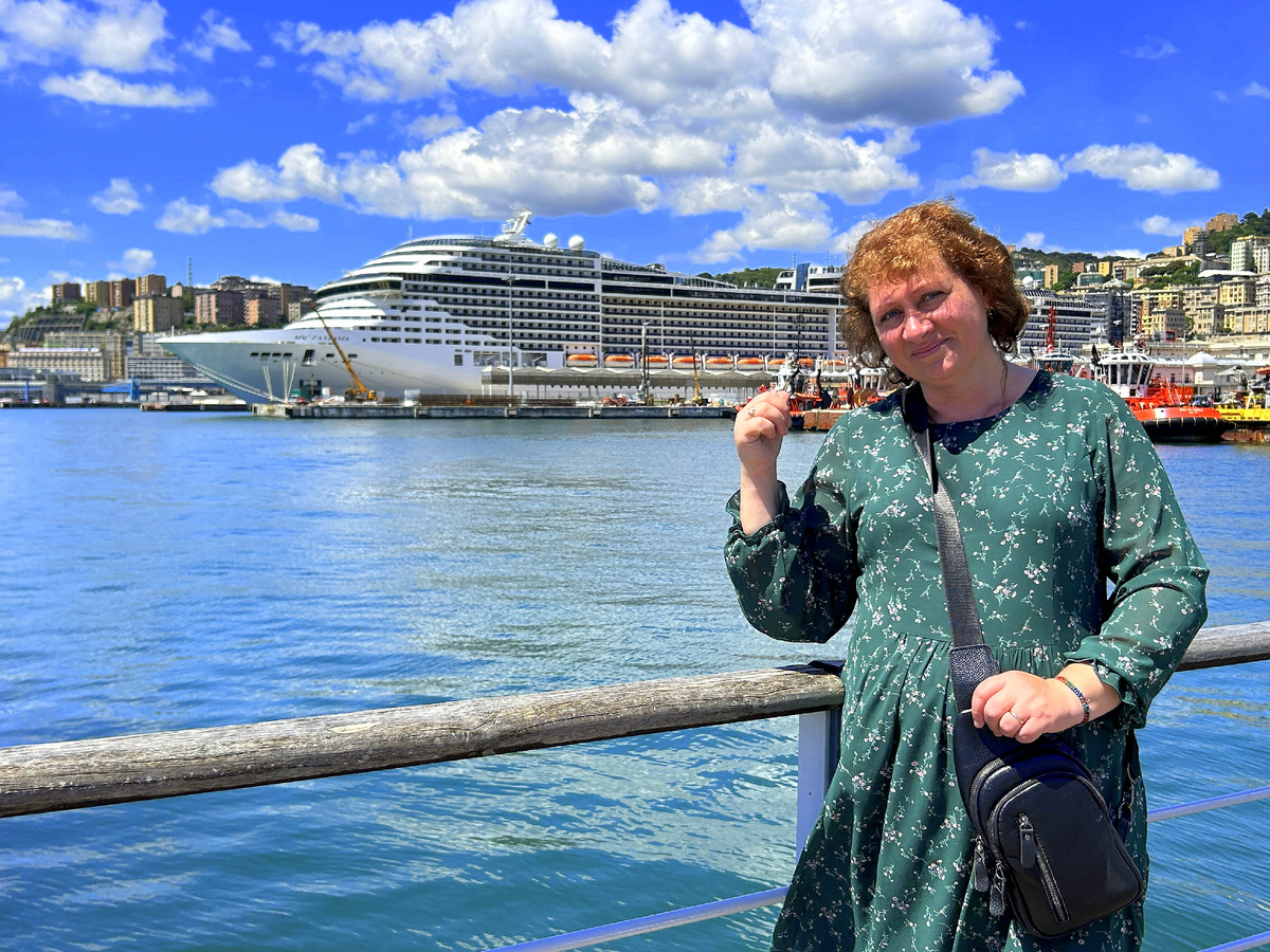 За моей спиной лайнер MSC Fantasia в порту Генуи