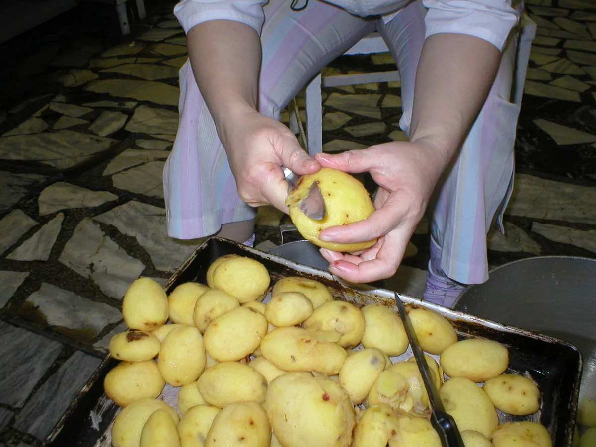 Чистка картофеля ножом.